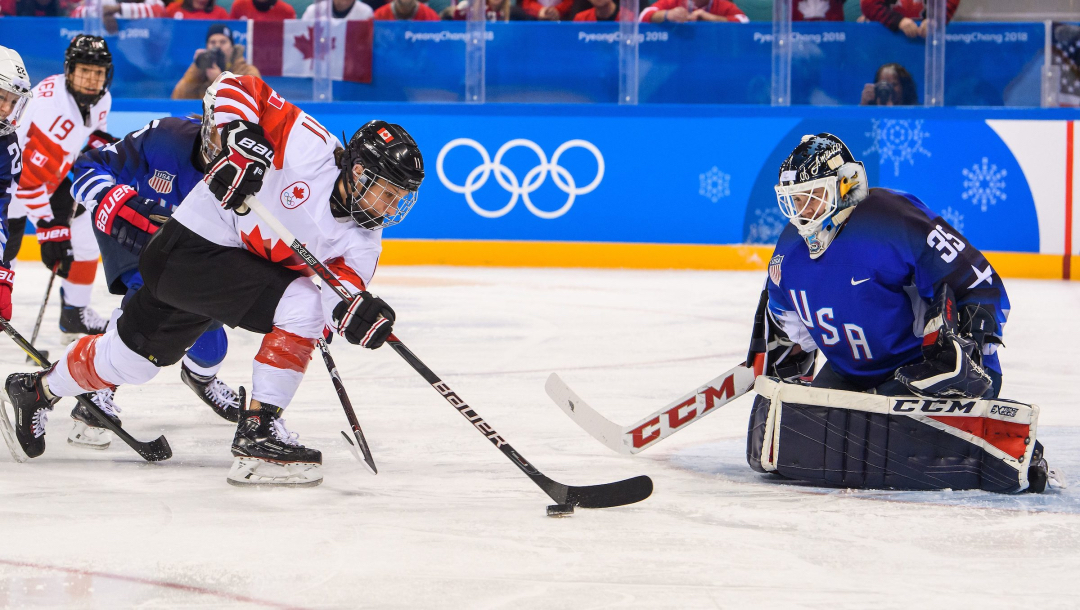 Une joueuse de hockey s'apprête à lancer la rondelle au filet