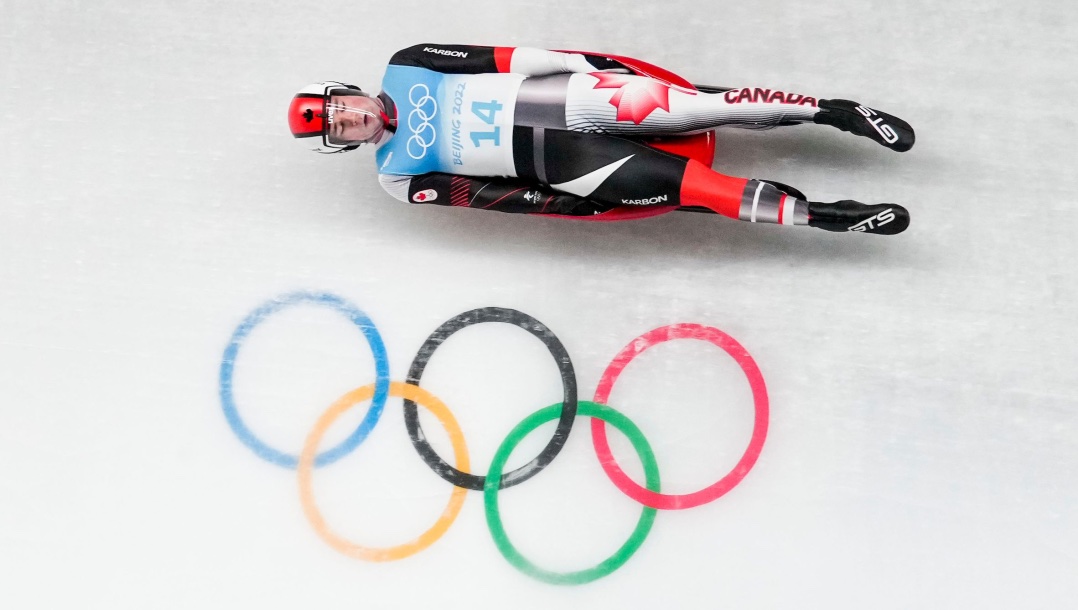 Un lugeur en pleine descente sur la piste