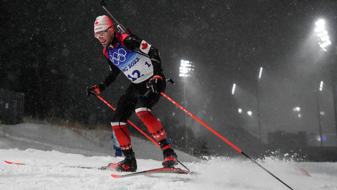 Un biathlète en action