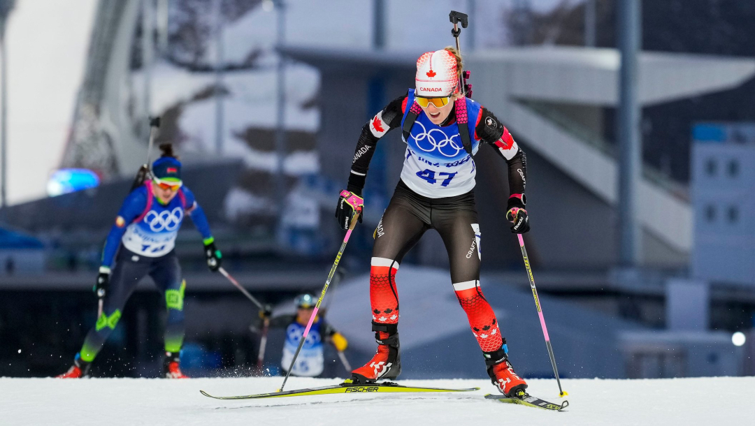 Une biathlète en action