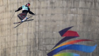 Un skieur acrobatique en plein saut