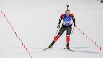 Une athlète de biathlon en action