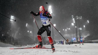 Un athlète de biathlon en action