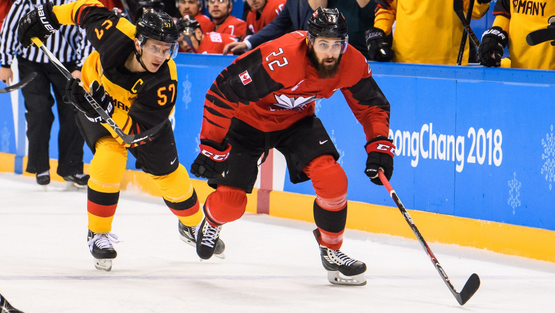 Deux joueurs de hockey patinent vers l'avant