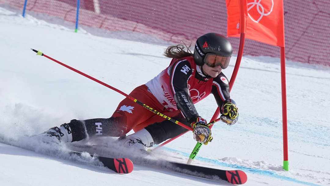 Une skieuse alpine effectue sa descente