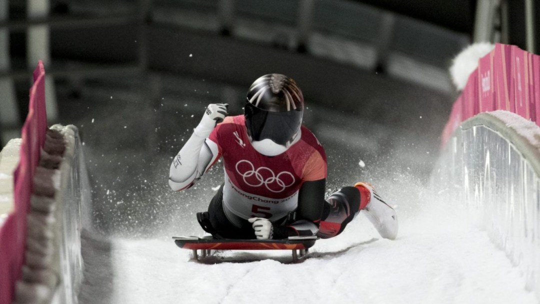 Une athlète de skeleton célèbre la fin de sa descente