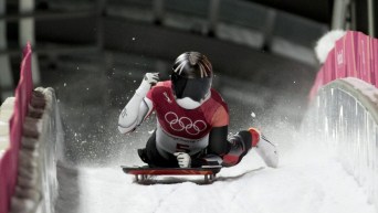 Une athlète de skeleton célèbre la fin de sa descente