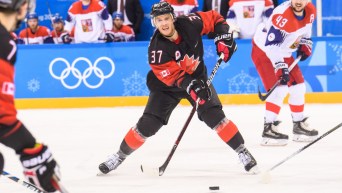 Un joueur de hockey en action sur la glace