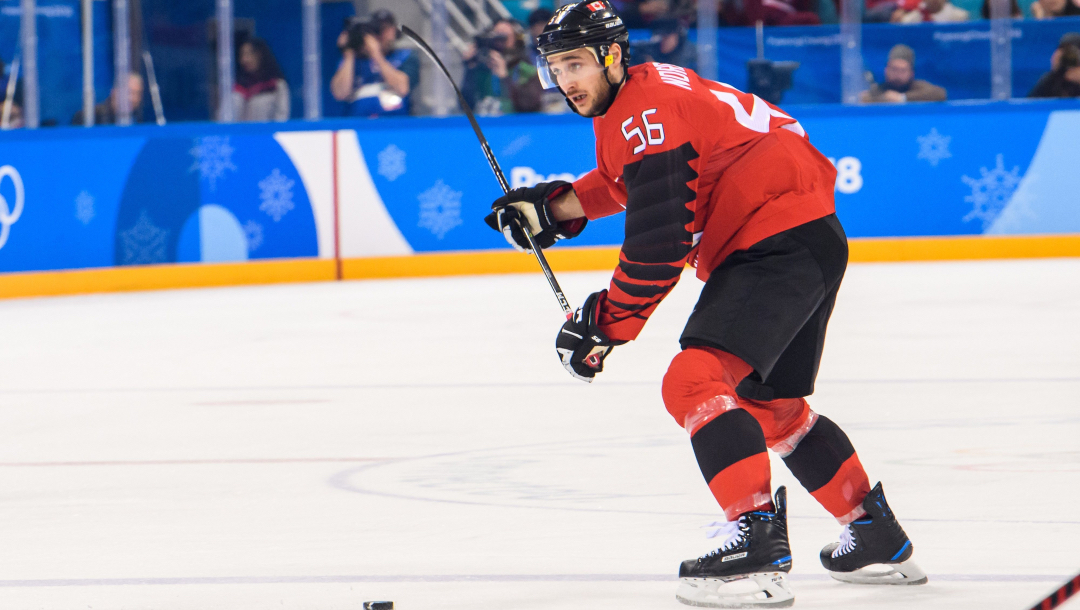 Un joueur de hockey effectue un tir