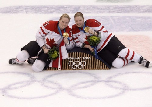 Equipe Canada - hockey - Haley Irwin - Cherie Piper - Pyeongchang 2018 Haley Irwin du Canada et Cherie Piper posent avec leurs médailles d'or après avoir vaincu les États-Unis en finale des Jeux olympiques de Vancouver 2010 à Vancouver, le jeudi 25 février 2010. LA PRESSE CANADIENNE / Adrian Wyld