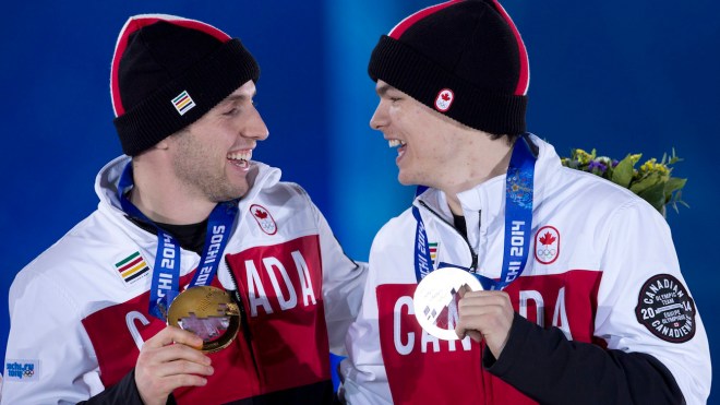 Alex Bilodeau et Mikaël Kingsbury rient sur le podium à Sotchi