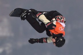 Un planchiste en plein saut