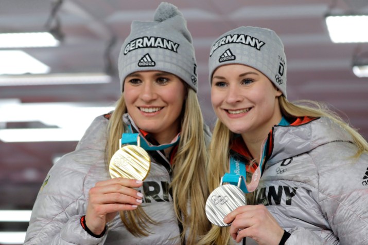 Pyeongchang Olympics Luge Women Natalie Geisenberger et la médaillée d'Argent Dajana Eitberger posent avec leur médaille à PyeongChang 2018.