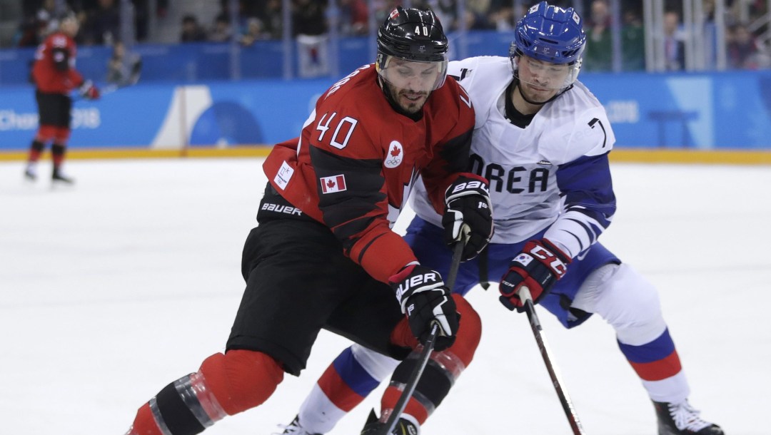 Deux joueurs de hockey aux Jeux olympiques