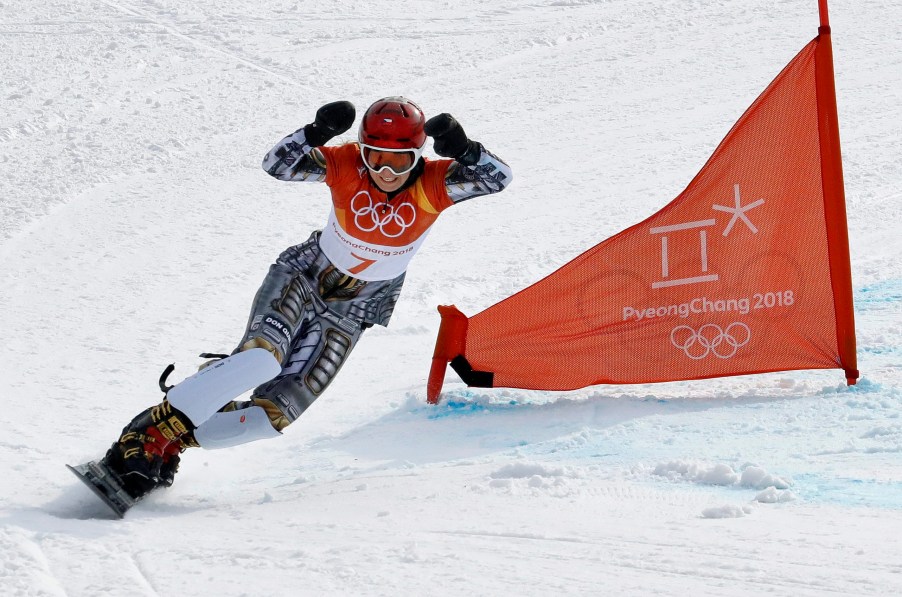Pyeongchang Olympics Snowboard Women Ester Ledecka lors de la finale de l'épreuve de slalom parallèle géant, à PyeongChang 2018. (AP Photo/Lee Jin-man)