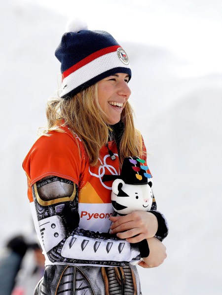 Pyeongchang Olympics Snowboard Women Ester Ledecka célèbre sa médaille d'or en slalom parallèle géant, à PyeongChang 2018. (AP Photo/Lee Jin-man)
