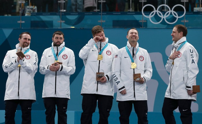 Pyeongchang Olympics Curling Men Joe Polo, John Landsteiner, Matt Hamilton, Tyler George, John Shuster et Phill Drobnick reçoivent leur médaille d'or à PyeongChang 2018. (AP Photo/Natacha Pisarenko)