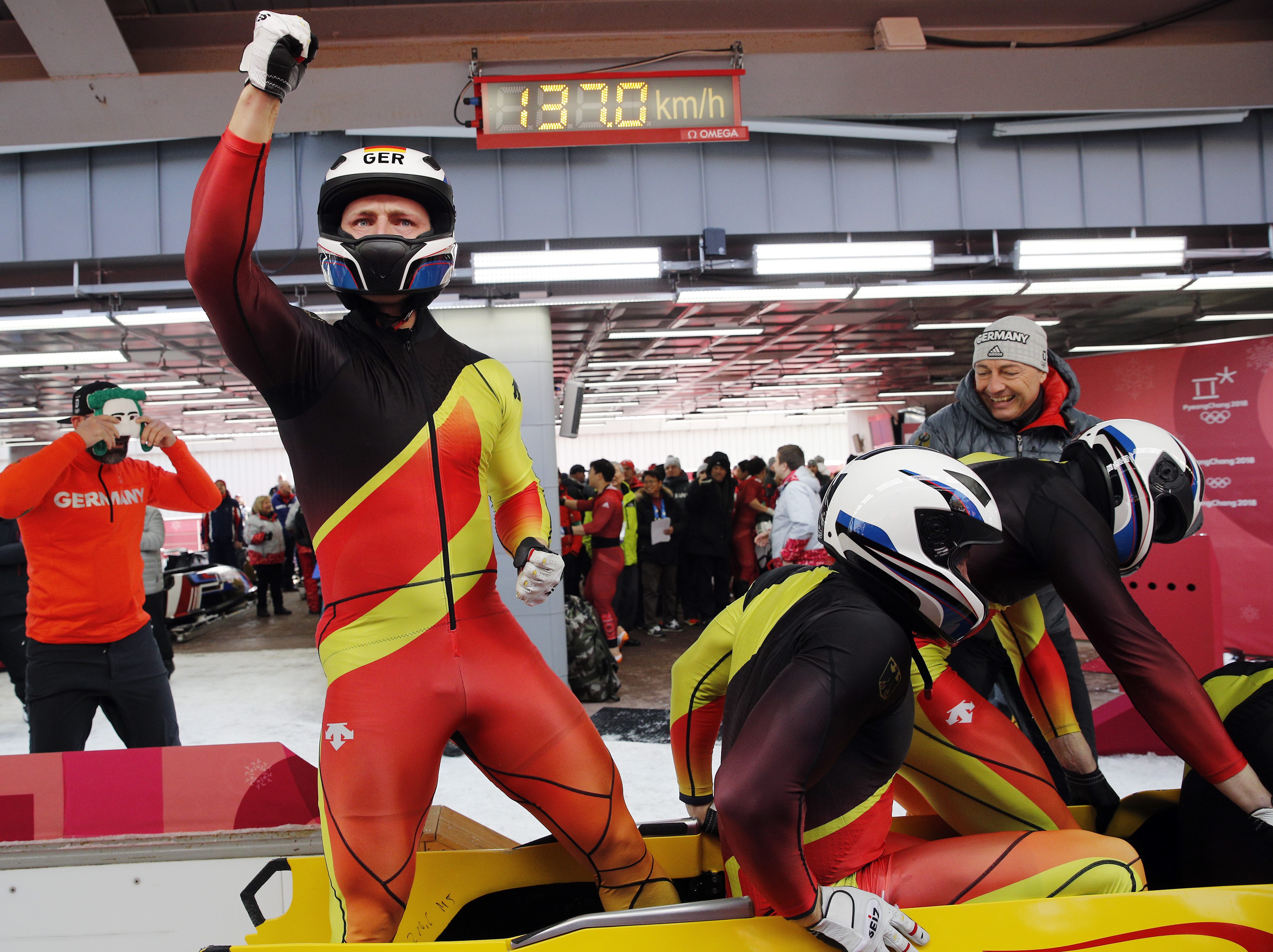 Francesco Friedrich, Candy Bauer, Martin Grothkopp et Thorsten Margis célèbrent leur course pour la médaille d'or à PyeongChang 2018. (AP Photo/Christophe Ena)