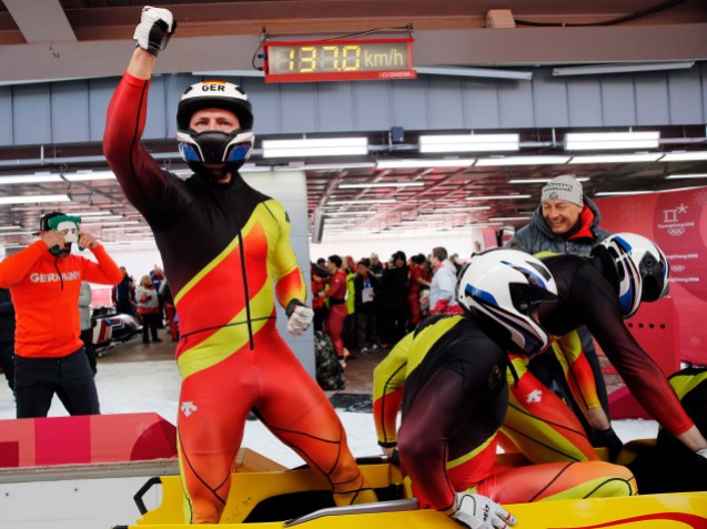 Pyeongchang Olympics Bobsled Francesco Friedrich, Candy Bauer, Martin Grothkopp et Thorsten Margis célèbrent leur course pour la médaille d'or à PyeongChang 2018. (AP Photo/Christophe Ena)