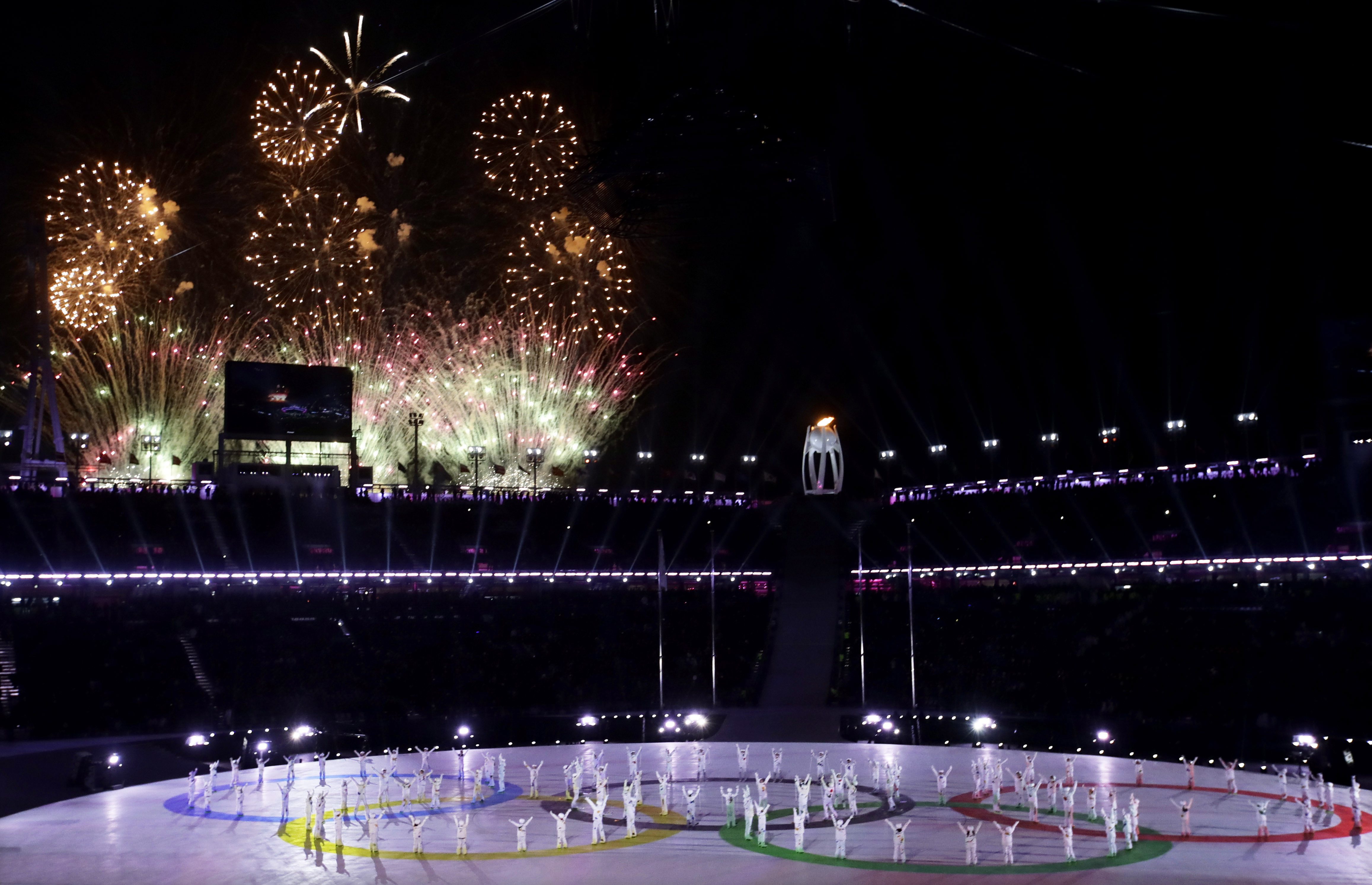 Plusieurs feux d'artifice ont été projetés à la cérémonie de clôture des Jeux de PyeongChang. (AP Photo/Chris Carlson)