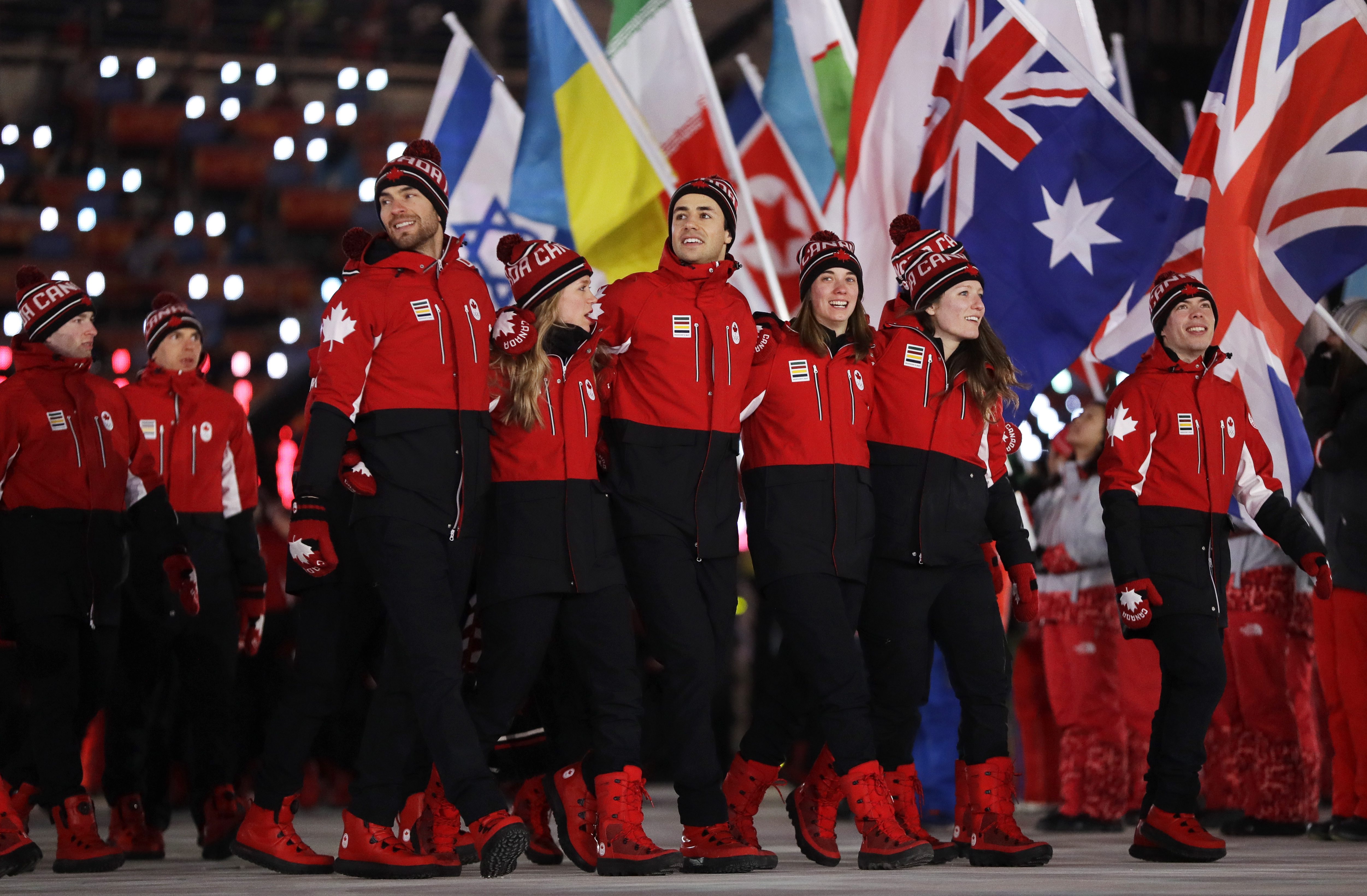 Les Canadiens marchent à l'intérieur du stade lors de la cérémonie de clôture. (AP Photo/Kirsty Wigglesworth)