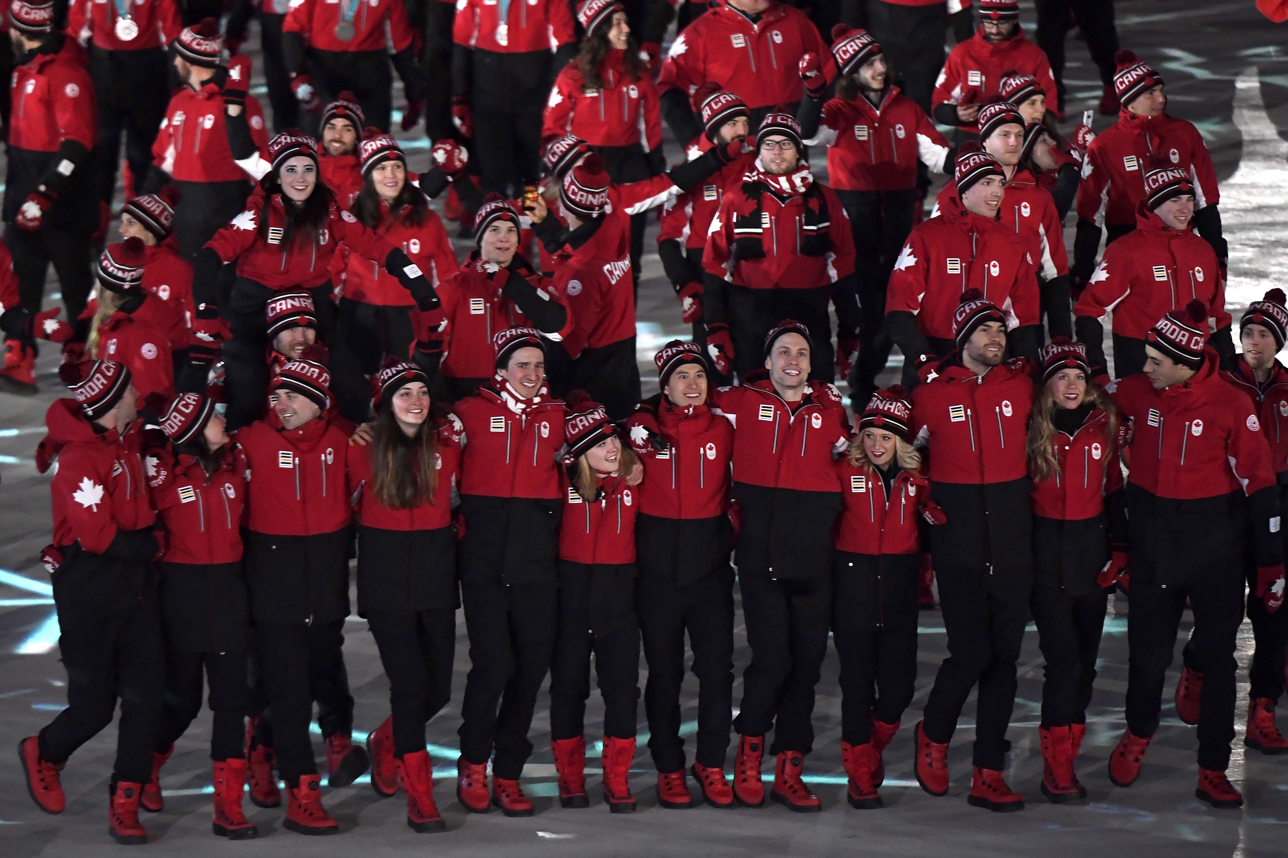 Les athlètes canadiens font leur entrée dans le stade pour la cérémonie de clôture. LA PRESSE CANADIENNE/Nathan Denette