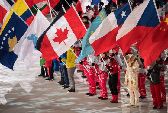 OLY Closing Ceremony 20180225 Kim Boutin, porte-drapeau du Canada, pendant la cérémonie de clôture des Jeux de PyeongChang 2018 (Photo: THE CANADIAN PRESS/Nathan Denette)