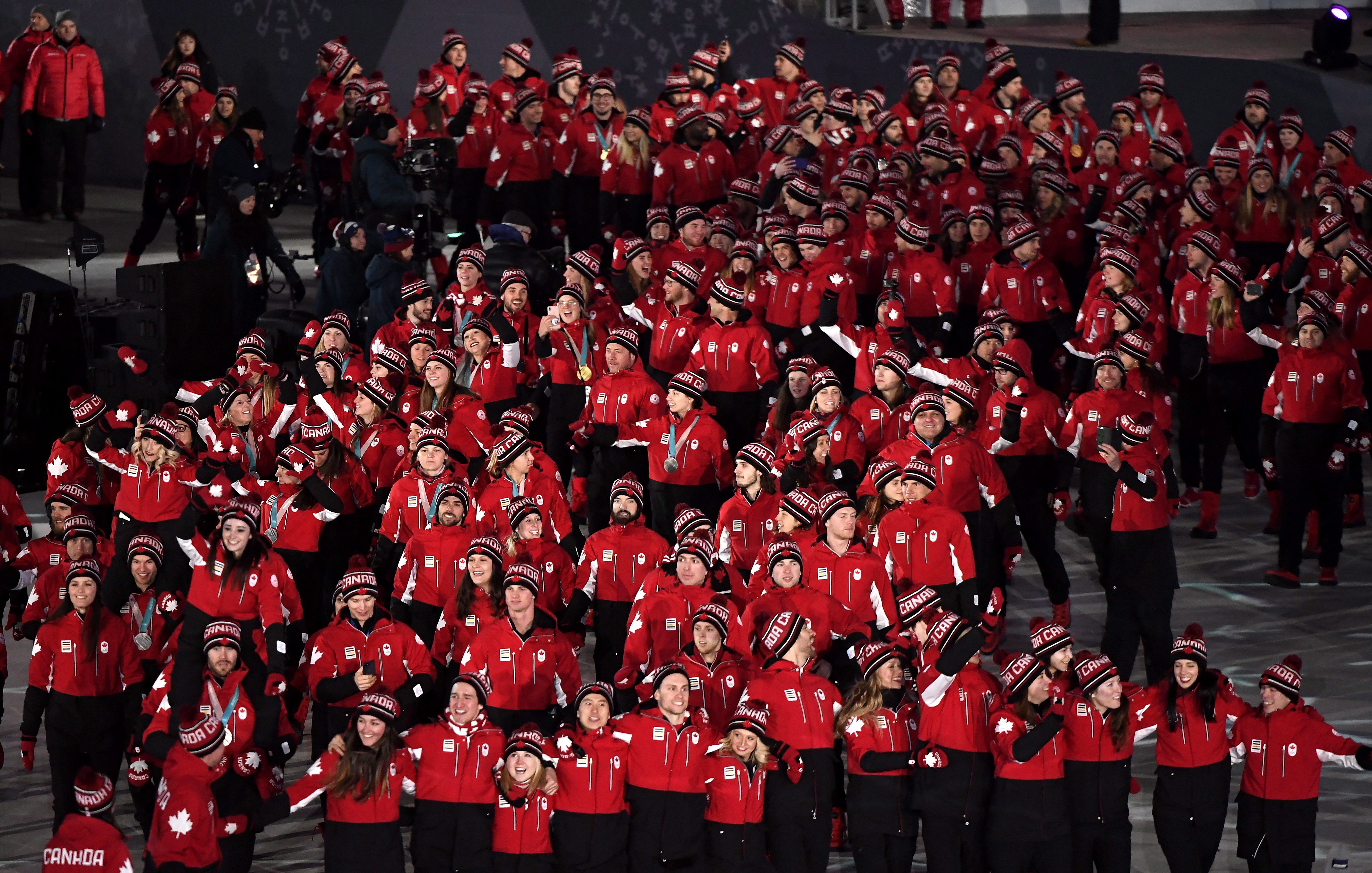 Équipe Canada fait son entrée dans le stade pour la cérémonie de clôture des Jeux de PyeongChang. (Photo: LA PRESSE CANADIENNE/Paul Chiasson)