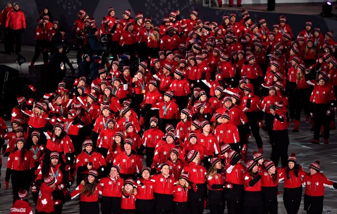 OLY Closing Ceremony 20180225 Équipe Canada fait son entrée dans le stade pour la cérémonie de clôture des Jeux de PyeongChang. (Photo: LA PRESSE CANADIENNE/Paul Chiasson)