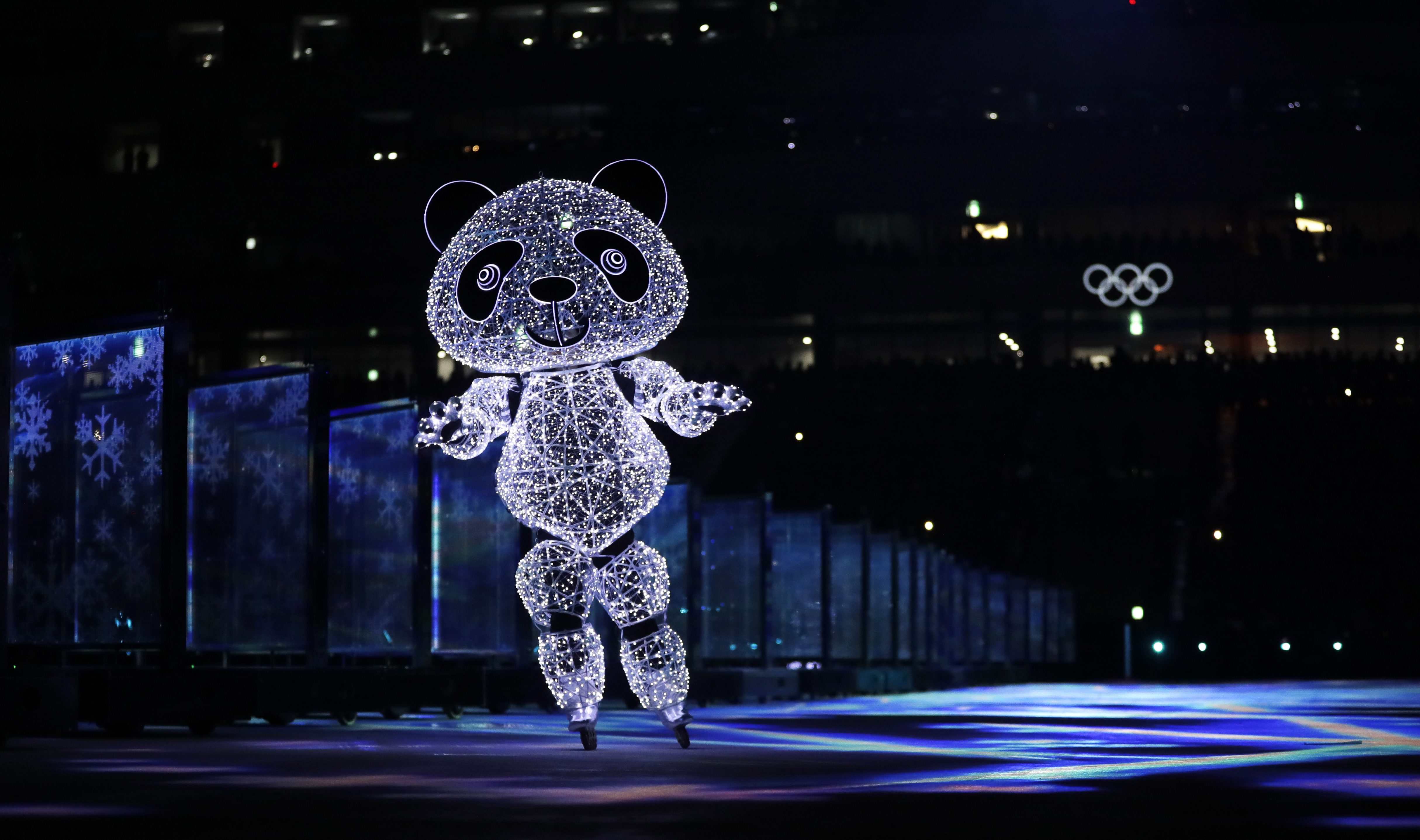 La mascotte des Jeux de PyeongChang a aussi participé au spectacle de clôture. (AP Photo/Kirsty Wigglesworth)