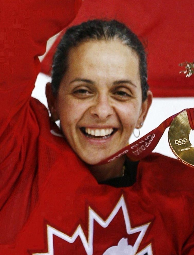 Danielle Goyette célèbre aprèes la victoire 4 à 1 du Canada sur la Suède lors du match de la médaille d'or en hockey féminin aux Jeux olympiques d'hiver de 2006 à Turin le lundi 20 février 2006 à Turin, en Italie. LA PRESSE CANADIENNE / Paul Chiasson