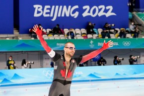 Laurent Dubreuil lève les bras dans les airs sur la patinoire.