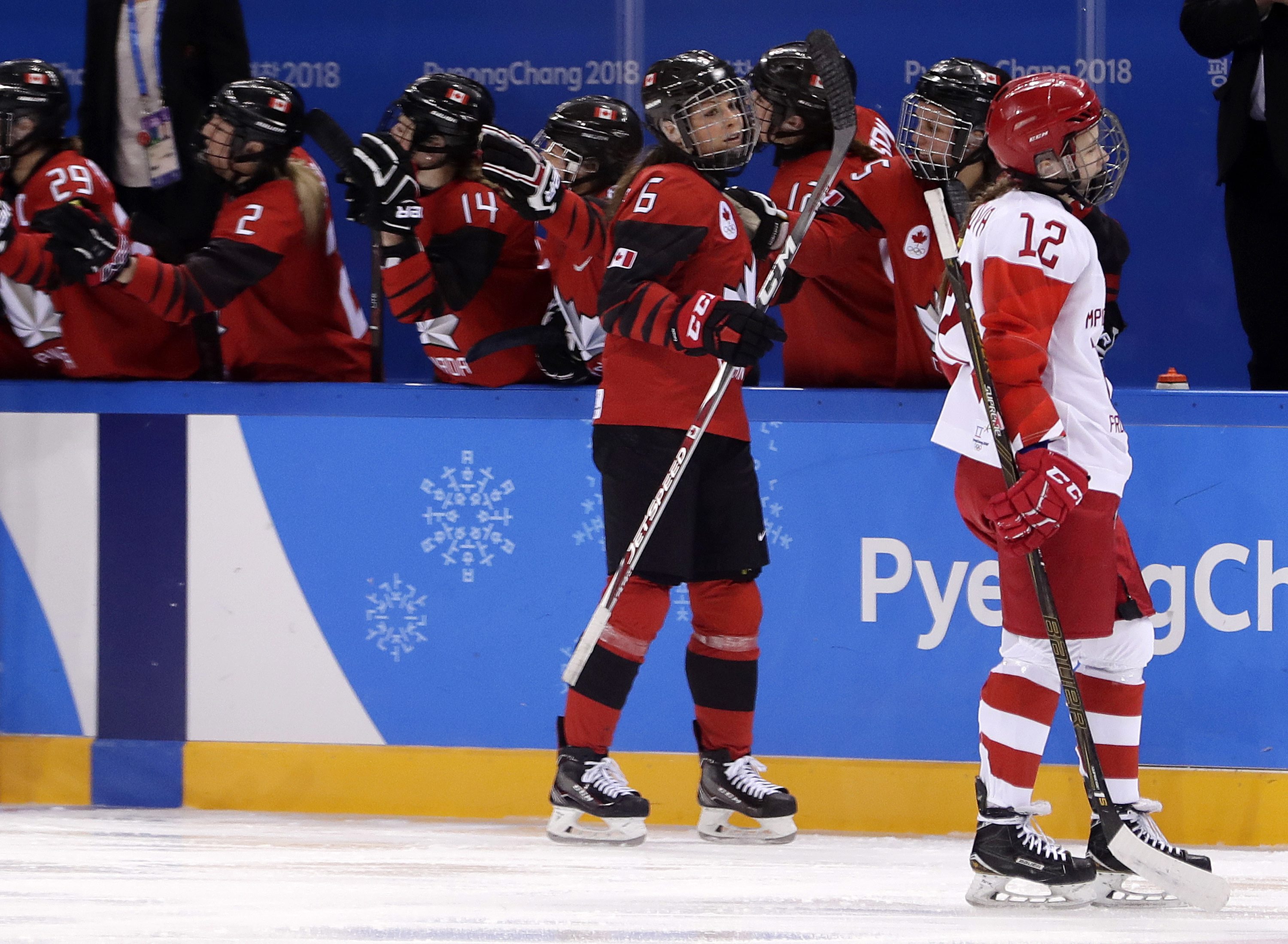 Rebecca Johnston (6) célèbre son but avec ses coéquipières, en deuxième période du match de hockey féminin contre les athlètes olympiques de la Russie aux Jeux olympiques d'hiver de PyeongChang 2018, le 11 février 2018. (AP Photo/Frank Franklin II)