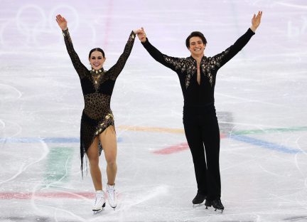 Tessa Virtue et Scott Moir signent un nouveau record du monde. (Photo COC par Vaughn Ridley)