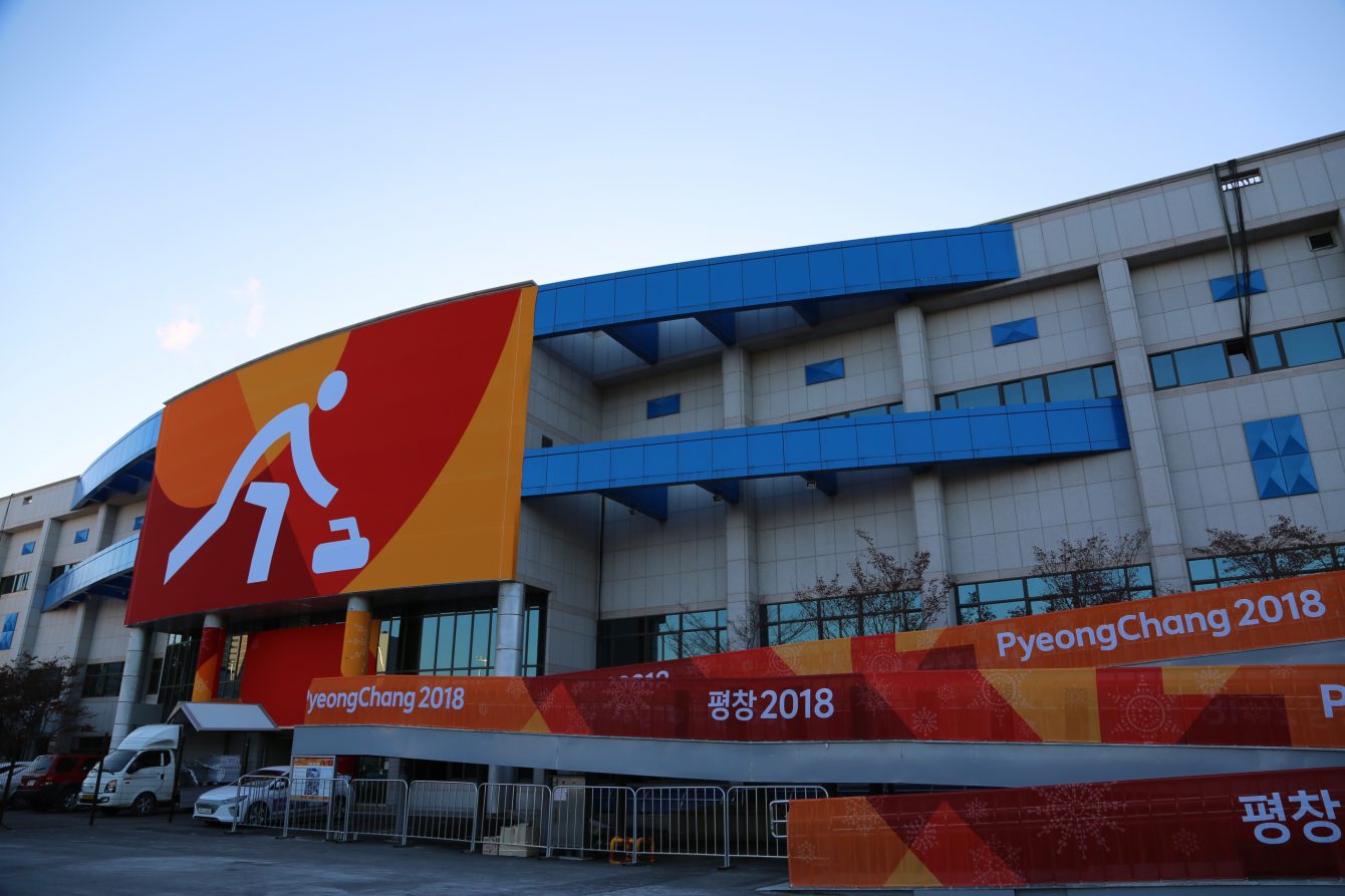 Il est situé dans la zone côtière, auprès des autres centre de glaces olympiques.
