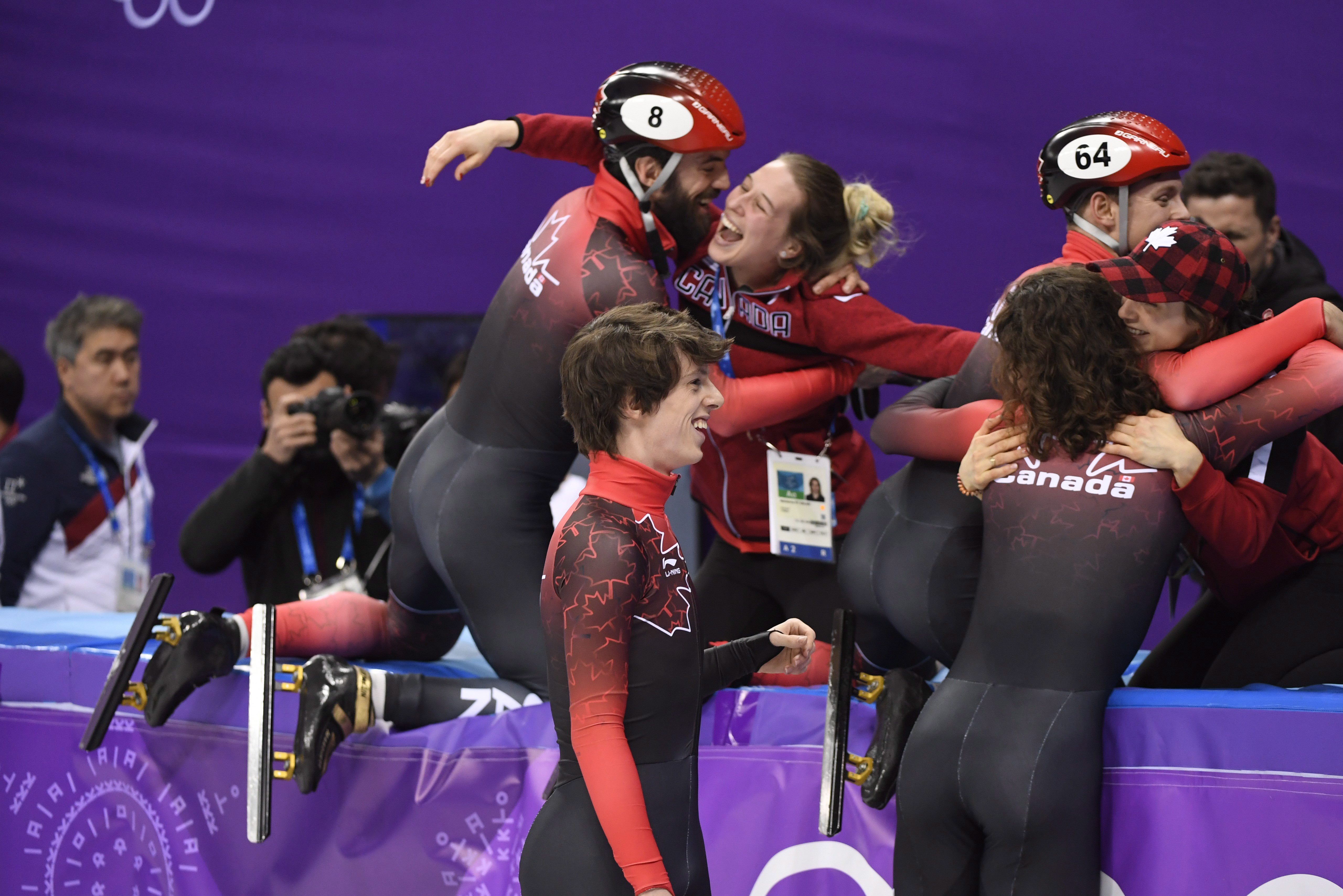 De gauche à droite: Samuel Girard, Charle Cournoyer, Charles Hamelin et Pascal Dion célèbrent leur médaille de bronze au relais 5000 m à PyeongChang, le 22 février 2018. THE CANADIAN PRESS/Paul Chiasson