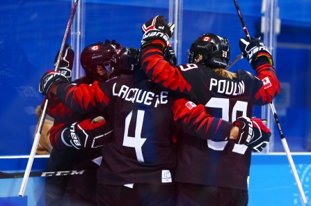 hockey-femmes-pyeongchang L'équipe canadienne de hockey féminin célèbre après un but. Photo Vaughn Ridley/COC