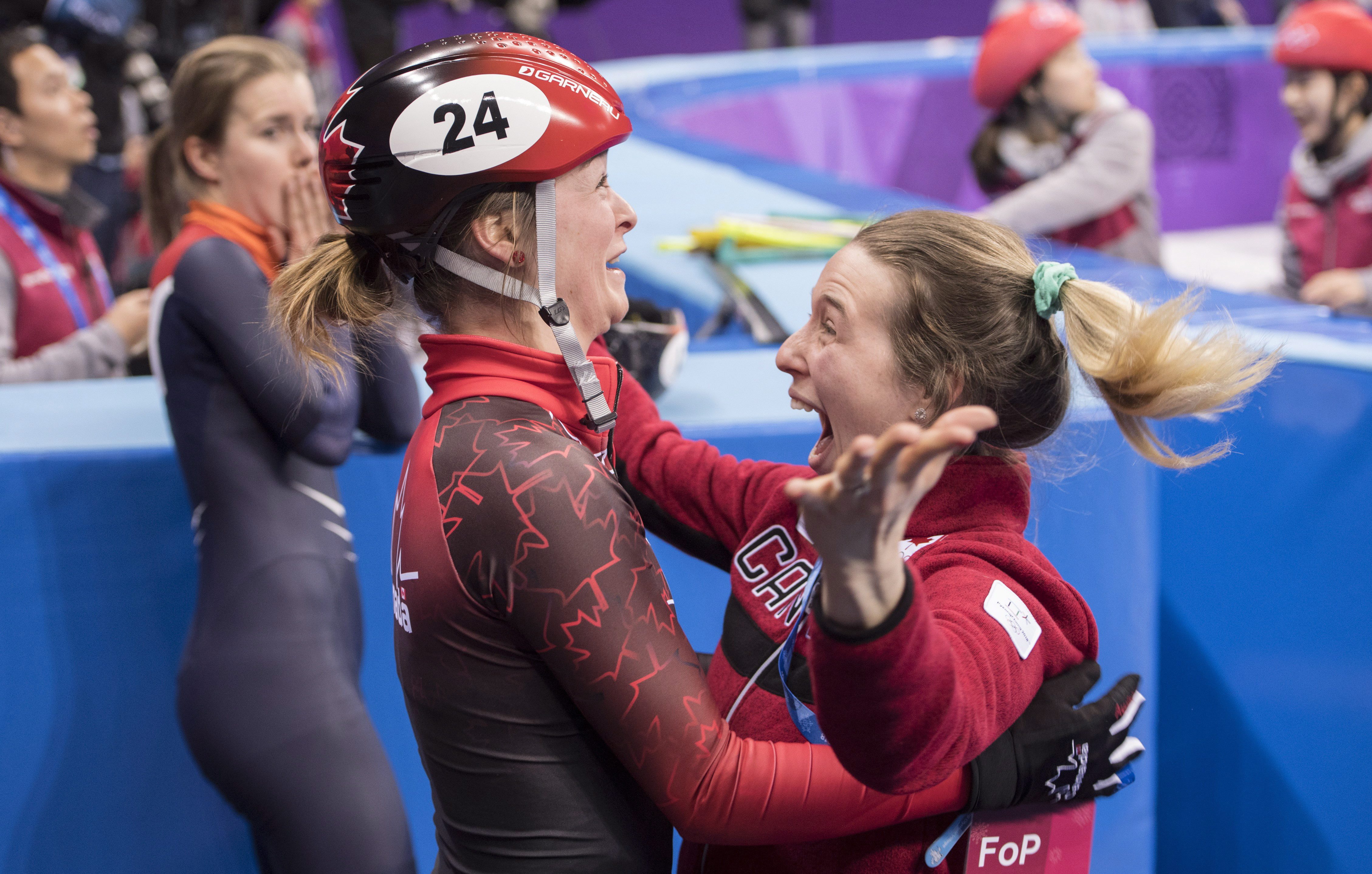 Kim Boutin et Marianne St-Gelais célèbrent après l'annonce de la victoire de Boutin à la finale du 500 m femmes aux Jeux olympiques de PyeongChang 2018, le 13 février 2018. LA PRESSE CANADIENNE/Paul Chiasson