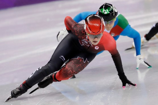 Kim Boutin à la demi-finale de l'épreuve du 1000 m en patinage de vitesse sur courte piste, le 22 février 2018. AP Photo/Bernat Armangue