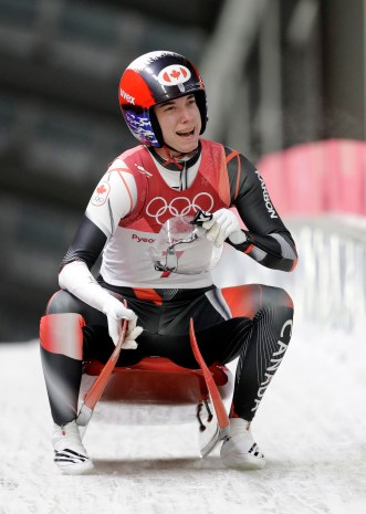 Pyeongchang Olympics Luge Kimberley McRae dans la zone d'arrivée après sa dernière descente à l'épreuve simple de luge, aux Jeux olympiques de PyeongChang, le 13 février 2018. (AP Photo/Wong Maye-E)