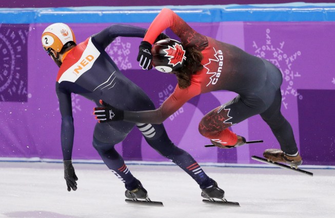 Pyeongchang Olympics Short Track Speed Skating Men Samuel Girard se fait donner un coup de coude au relais 5000 m - hommes, aux Jeux olympiques de PyeongCHang 2018, le 13 février 2018. (AP Photo/David J. Phillip)