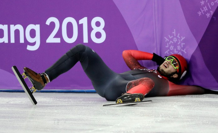 Pyeongchang Olympics Short Track Speed Skating Men Samuel Girard est au sol après sa chute au relais 5000 m - hommes, aux Jeux olympiques de PyeongCHang 2018, le 13 février 2018. (AP Photo/David J. Phillip)