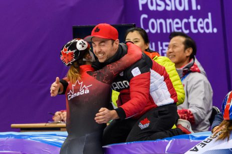 Kim Boutin est félicitée après la finale du 1500 m. (Photo par Vincent Ethier/COC)