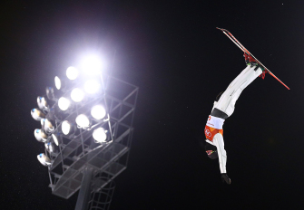 Lewis Irving en plein vol lors des qualifications de l'épreuve des sauts. (Photo par Vaughn Ridley/COC)