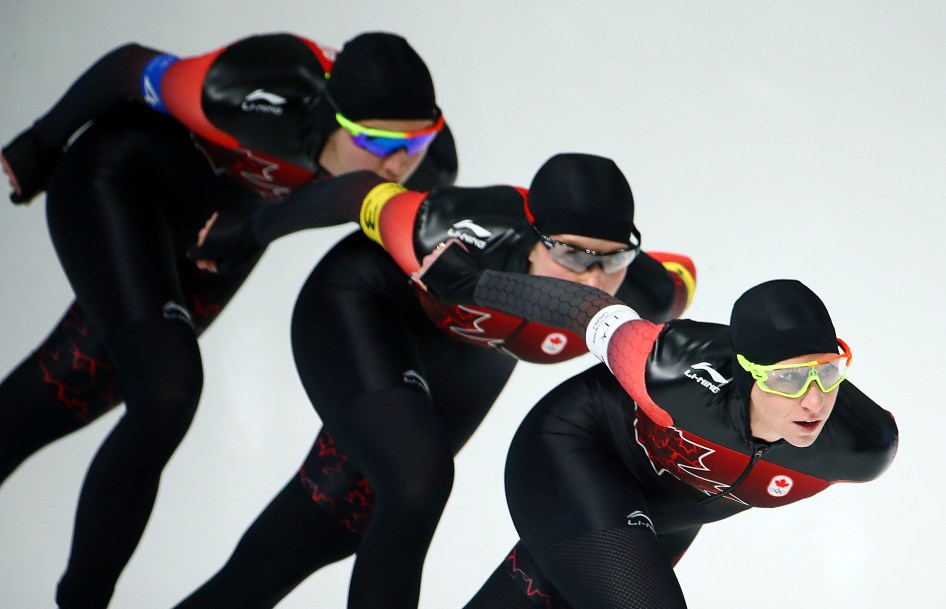 Ivanie Blondin, Josie Morrison et Isabelle Weidemann patinent lors des qualifications de poursuite par équipes. (Photo par Vaughn Ridley/COC)