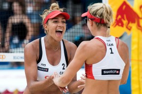 Deux athlètes de volleyball de plage célèbrent