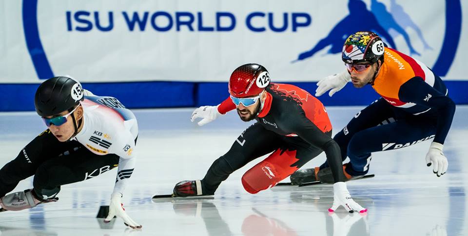 Steven Dubois patine derrière un patineur coréen lors d'une compétition de courte piste