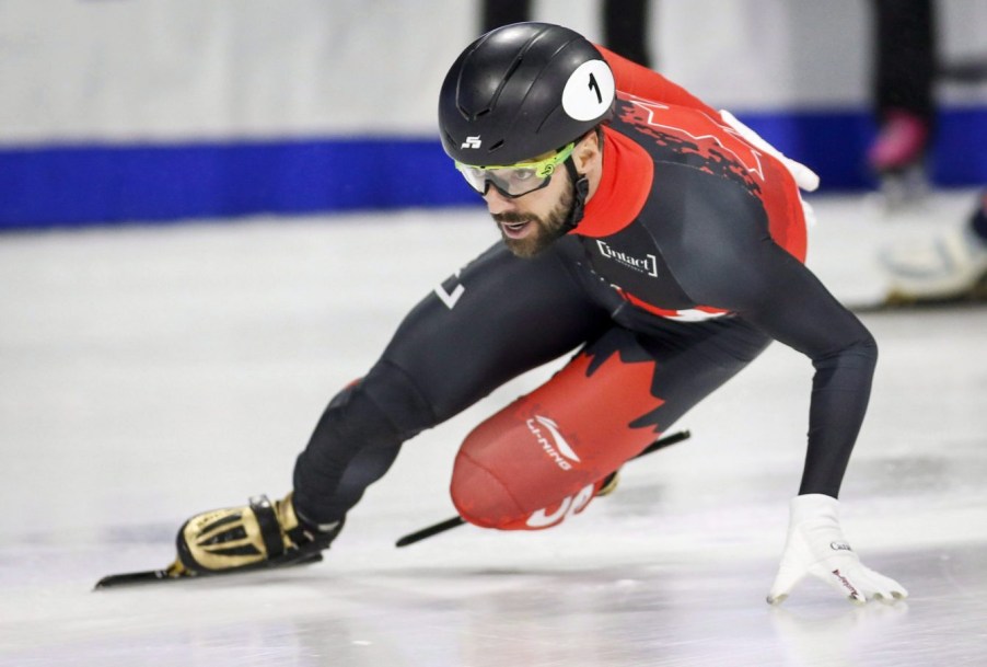 Charles Hamelin négocie une courbe, main sur la glace.