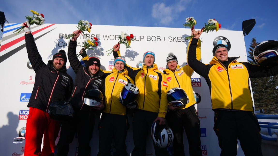 Les Canadiens Justin Kripps et Ryan Sommer, à gauche, célèbrent leur médaille d'argent en bob à deux sur le podium de la Coupe du monde de l'IBSF, à Calgary, le 24 février 2019. (Photo : IBSF/Twitter)