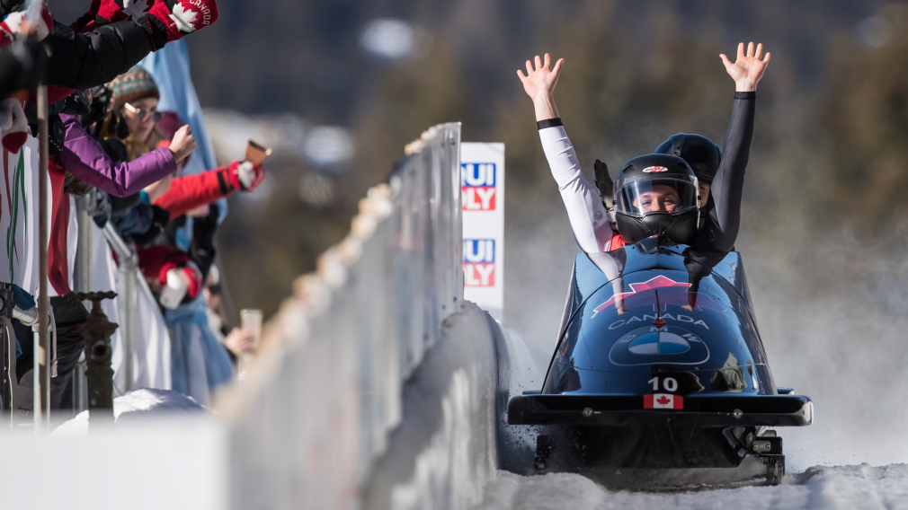 Bujnowski et de Bruin célèbrent dans leur bobsleigh.